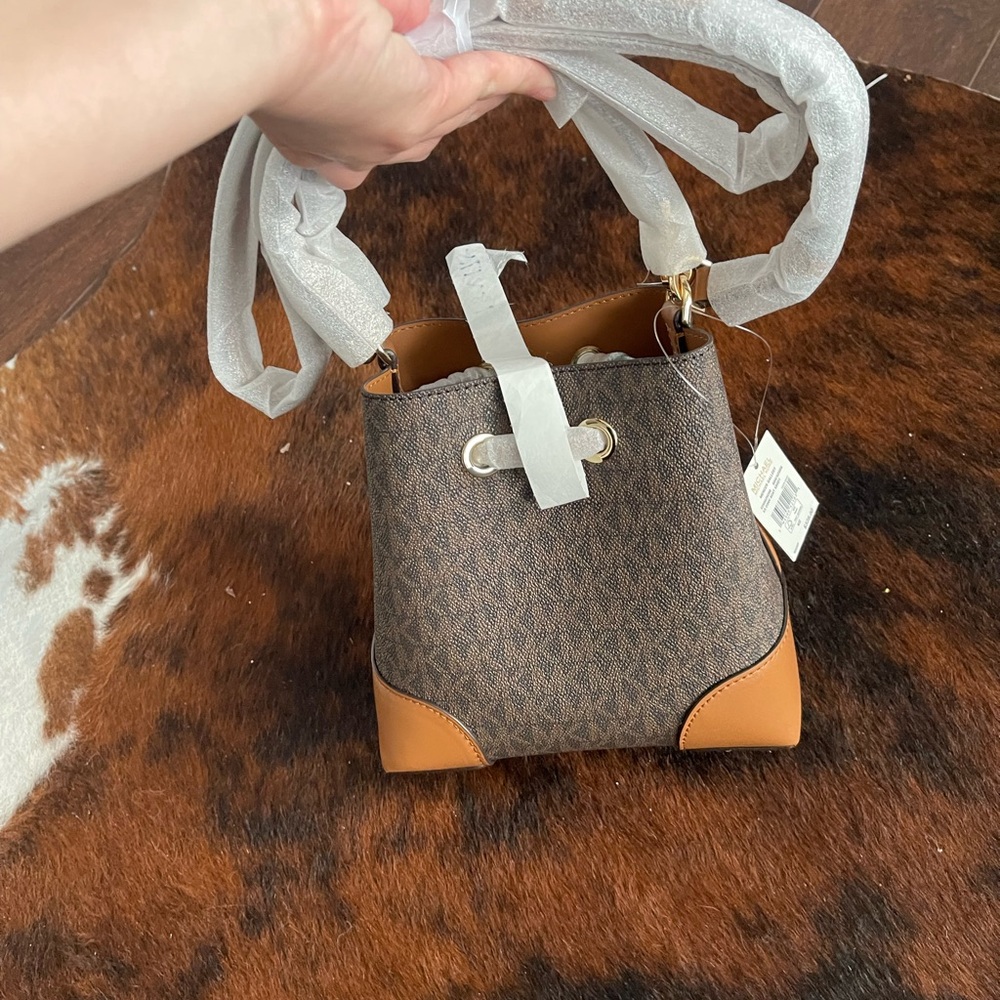 Michael Kors Mercer Gallery Convertible Bucket Leather Shoulder Bag - Picture 4 of 5